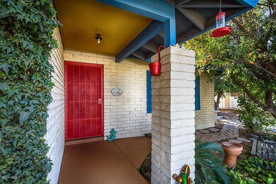 819 E Jasmine Front Entry