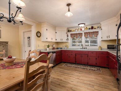 New floating flooring. Laundry/walk in pantry off kitchen.