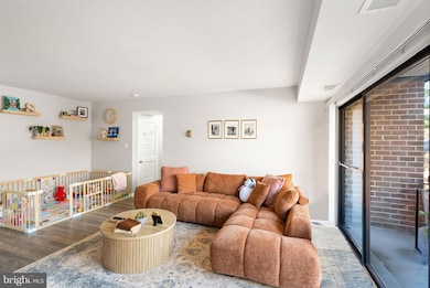 9728 Kingsbridge Dr unit 302, Fairfax, VA 22031 - photo 2