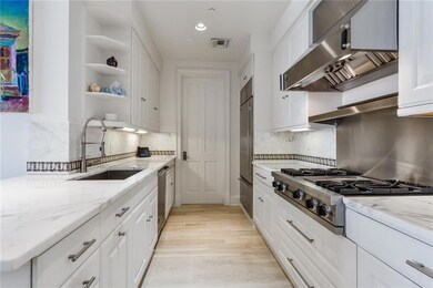 GOURMET KITCHEN WITH GAS AND SS APPLIANCES