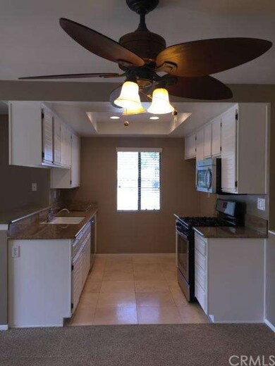 Another closer kitchen shot...