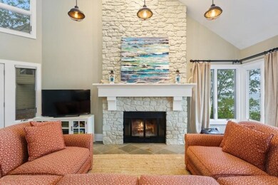 04_1501WaterSt_Unit25_10002_LivingRoom_L