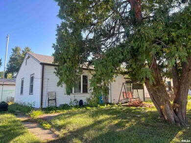 7425 N Oak St, Davenport, IA 52806 - photo 2