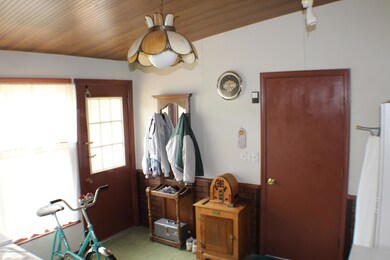 MUD/LAUNDRY ROOM