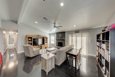 3003 Wood Fox Dr, Alvin, TX 77511 - photo 3