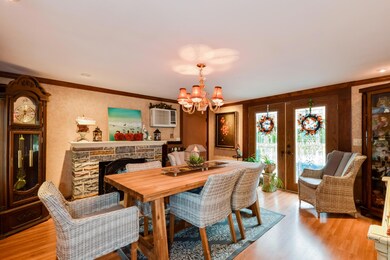 010-Dining_Room-5018439-medium