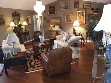 Large living room w/vaulted ceilings