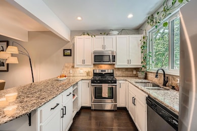 Kitchen with appliances with stainless steel fini