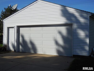 2110 W 38th Place, Davenport, IA 52806 - photo 4