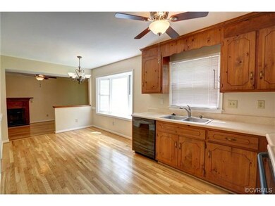 Hardwood Eat In Kitchen