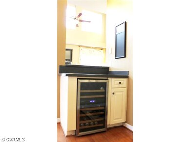 Kitchen - Another great feature is the built in wi