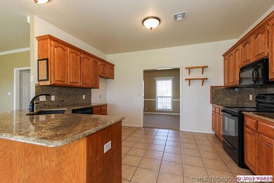 Large open granite kitchen w/step-in pantry