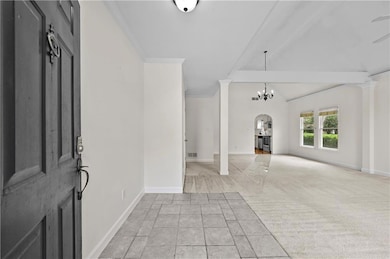 Foyer entrance featuring arched walkways, ornament