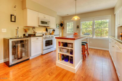 1521 Field View Rd-large-007-15-Kitchen-