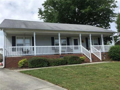 1505 Hughes Ct, High Point, NC 27263 - photo 3