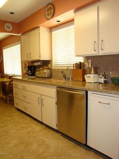 10530 W Hutton Dr, Sun City, AZ 85351 - photo 4