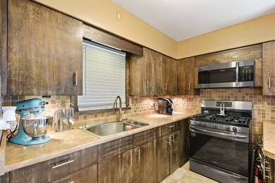 2005 Waverly Place, Waukegan, IL 60085 - photo 7