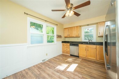 421 E Marion St, Des Moines, IA 50315 - photo 5