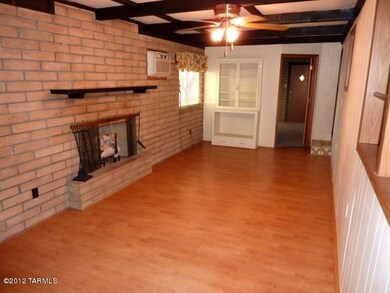 Lg Family Room w/ Gas Fireplace