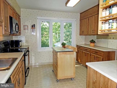 178 Walton Dr, Morrisville, PA 19067 - photo 4