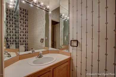 Main floor 1/2 bath