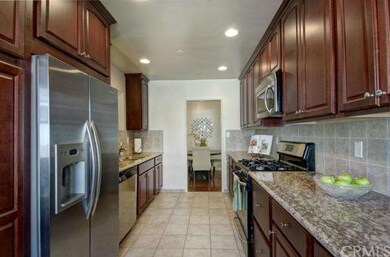 Beautiful Kitchen w/ granite counters, stainless a