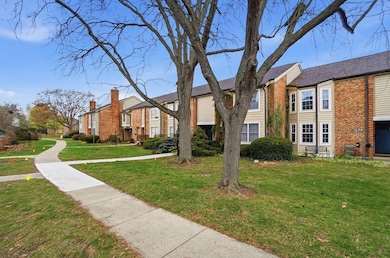 1683 Saint Albans Ct unit 22-83, Columbus, OH 43220 - photo 3