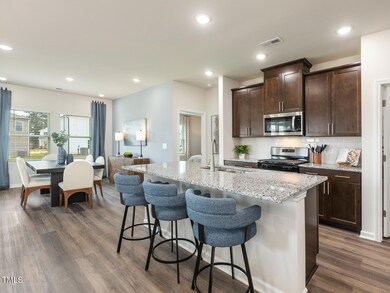 RAL_RiverGlen_Chandler_Kitchen2_64WhiteB