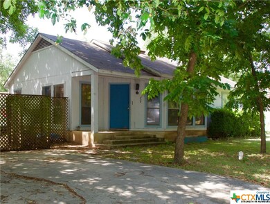 324 E Grove St, San Marcos, TX 78666 - photo 2