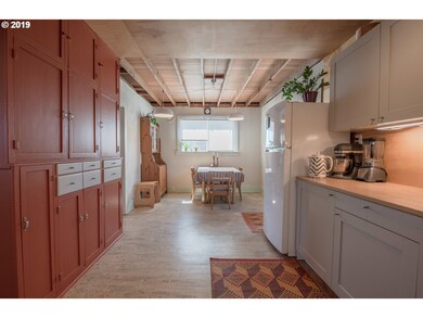 922 W 10th St, the Dalles, OR 97058 - photo 4