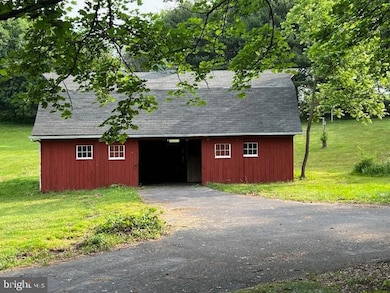 214 Meadow Glen Ln, Reading, PA 19607 - photo 3