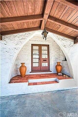 Patio sitting area on side of house