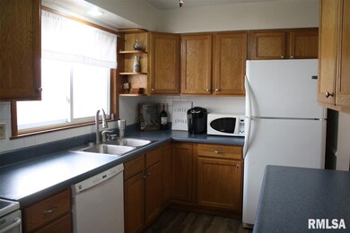 1527 Parklane Dr, Bettendorf, IA 52722 - photo 3