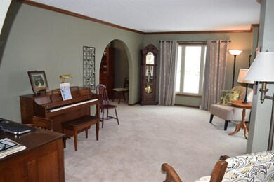 2072 Vista Cir NW, Cedar Rapids, IA 52405 - photo 4