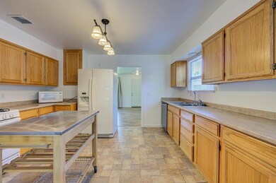 1353 NE Evans St, Grants Pass, OR 97526 - photo 6