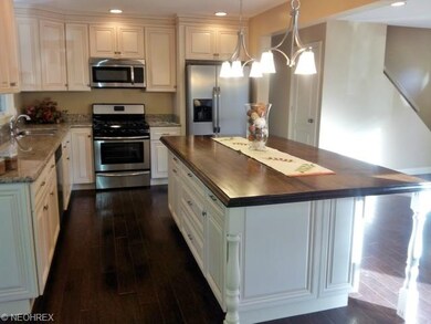Handscraped hdwd floors, solid maple glazed cabine