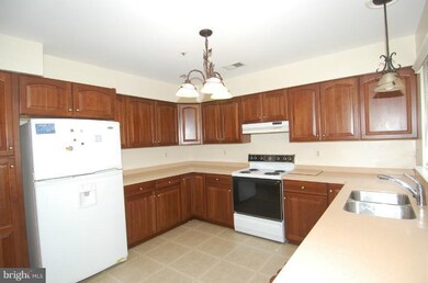 9302 Frensham Ct, Laurel, MD 20708 - photo 3