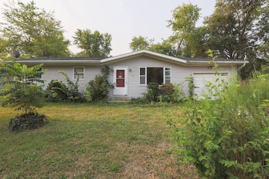710 Field St, Altamont, IL 62411 - photo 2