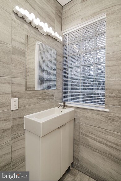 2040 Tasker St, Philadelphia, PA 19145 - photo 7