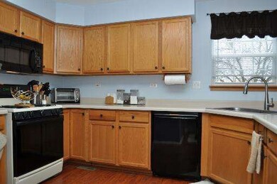 147 Pine Hill Ct, North Aurora, IL 60542 - photo 5