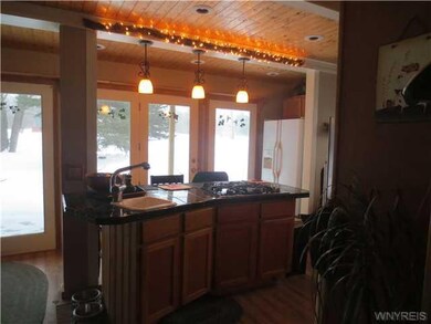 Kitchen. The sliding glass doors as you can see le