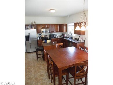 Kitchen - Larege eat-in kitchen with rich stained 