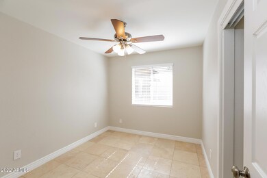 006-photo-primary-bedroom-11307872