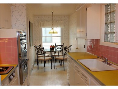 CHARMING EAT-IN KITCHEN.