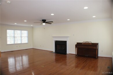 Stunning great room w/ gleaming 3/4 