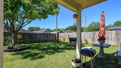 518 E House St, Alvin, TX 77511 - photo 2