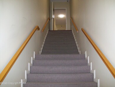 632 Main St unit . 2F, Stroudsburg, PA 18360 - photo 2