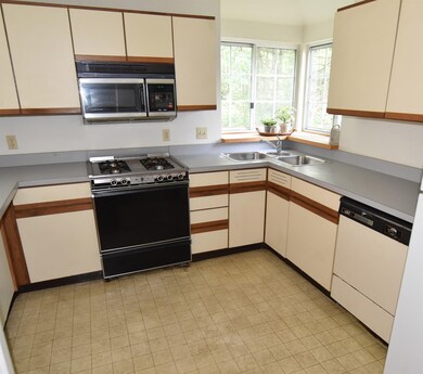 72 Winding Brook Dr, South Burlington, VT 05403 - photo 3