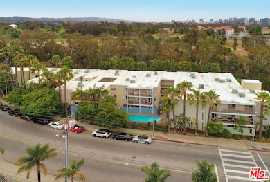 330 S Barrington Ave unit 307, Los Angeles, CA 90049 - photo 2