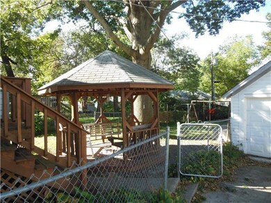 Relax on the gazebo, enjoy lots of flowers in spri